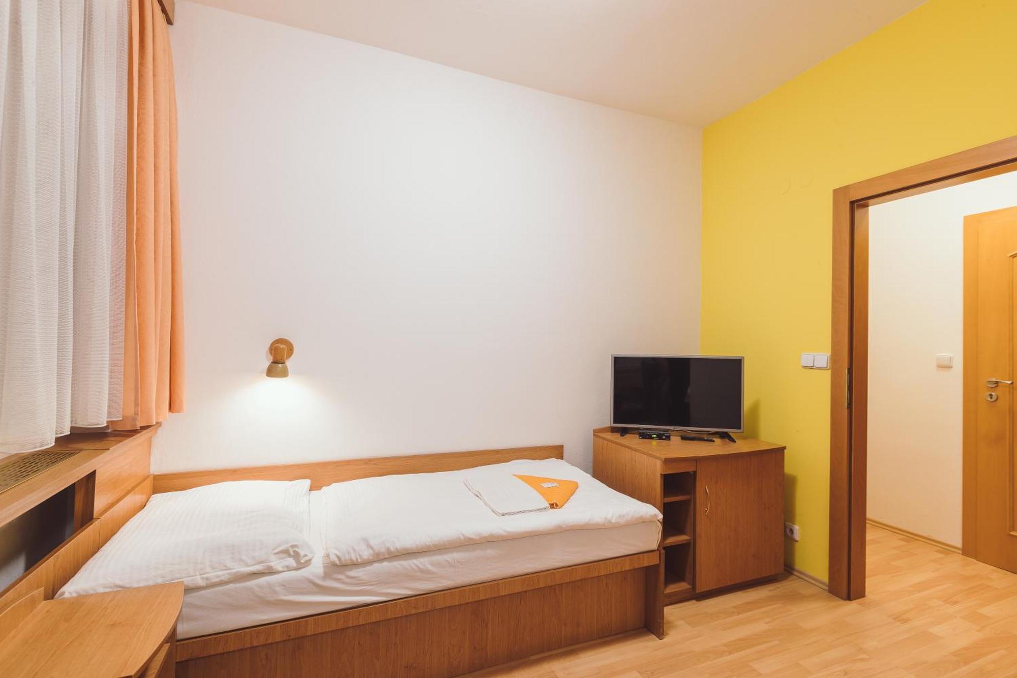 Hotel Annahof Domasov Bagian luar foto